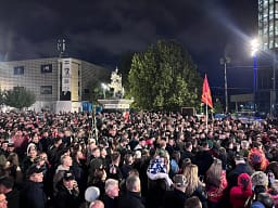 ‘‘Jam tërësisht i pafajshëm në të gjitha pikat e aktakuzës’’, nis protesta në Prishtinë, pjesëmarrësit s’i ndal as shiu ‘‘Jam tërësisht i pafajshëm në të gjitha pikat e aktakuzës’’, nis protesta në Prishtinë, pjesëmarrësit s’i ndal as shiu