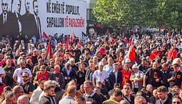 Protestat në Prishtinë, policia ka shoqëruar dy persona: Njëri është ndaluar për 48 orë e tjetri është liruar Protestat në Prishtinë, policia ka shoqëruar dy persona: Njëri është ndaluar për 48 orë e tjetri është liruar