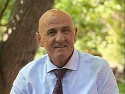 Haxhiu ngushëllon familjen Jashari për vdekjen e ish-komandantit të UÇK-së Haxhiu ngushëllon familjen Jashari për vdekjen e ish-komandantit të UÇK-së