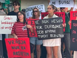 Protestueset kërkojnë urgjentisht veprim nga institucionet: Njësi kundër femicidit, kodifikim të vrasjes së grave dhe mbrojtje më të madhe Protestueset kërkojnë urgjentisht veprim nga institucionet: Njësi kundër femicidit, kodifikim të vrasjes së grave dhe mbrojtje më të madhe