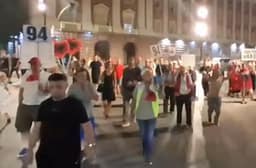 Dita e 94-të e protestës në Tiranë, protestuesit rrethojnë Kryeministrinë, përplasje me policinë Dita e 94-të e protestës në Tiranë, protestuesit rrethojnë Kryeministrinë, përplasje me policinë