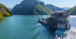 Aksidentohen dy mjete lundruese në Koman, turistët barten me helikopter drejt spitalit të Shkodrës e Tiranës Aksidentohen dy mjete lundruese në Koman, turistët barten me helikopter drejt spitalit të Shkodrës e Tiranës