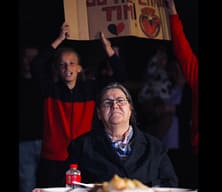 Sonte protestë “Jo në emrin tim” edhe në Gjakovë, mori pjesë edhe Nëna Ferdonije Qerkezi Sonte protestë “Jo në emrin tim” edhe në Gjakovë, mori pjesë edhe Nëna Ferdonije Qerkezi