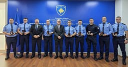 Tetë zyrtarë policorë nderohen me medalje për shpëtim jete Tetë zyrtarë policorë nderohen me medalje për shpëtim jete