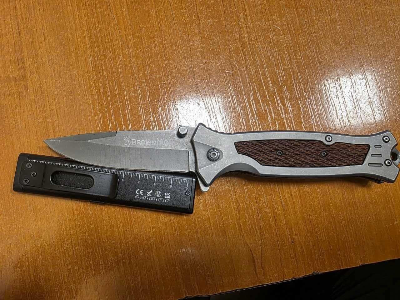 Polici në Prizren gjatë patrullimit natën ndalon të riun e armatosur me pistoletë dhe thikë Polici në Prizren gjatë patrullimit natën ndalon të riun e armatosur me pistoletë dhe thikë