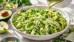 Sallata e gjelbër që po bëhet virale: Receta me lakër, avokado dhe mollë që ngop për më gjatë Sallata e gjelbër që po bëhet virale: Receta me lakër, avokado dhe mollë që ngop për më gjatë