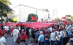 Dita e 35-të e protestës në Tiranë, para kryeministrisë edhe qytetarë nga diaspora Dita e 35-të e protestës në Tiranë, para kryeministrisë edhe qytetarë nga diaspora