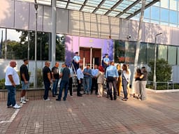 PDK-ja nuk tërhiqet: Për të pestën ditë bllokon hyrjen e Qeverisë, i bashkohen edhe prodhuesit PDK-ja nuk tërhiqet: Për të pestën ditë bllokon hyrjen e Qeverisë, i bashkohen edhe prodhuesit