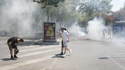 Protestuesit në Tiranë dyshohet se goditën me sende të forta policët dhe sulmuan deputetët, arrestohen 19 persona Protestuesit në Tiranë dyshohet se goditën me sende të forta policët dhe sulmuan deputetët, arrestohen 19 persona