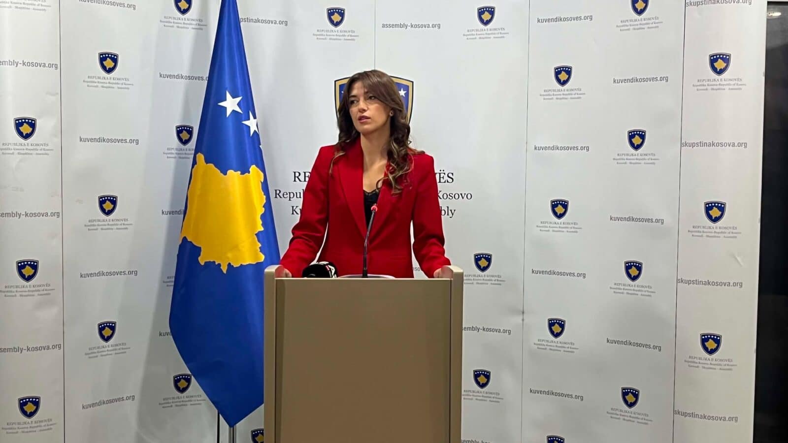 Haxhiu: Kandidimi im nuk bie ndesh me Kushtetutën, do të shmang përdorimin e institucionit për fushatë Haxhiu: Kandidimi im nuk bie ndesh me Kushtetutën, do të shmang përdorimin e institucionit për fushatë