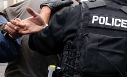 Arrestohet i dyshuari për mashtrim ndaj një shtetasi të huaj, dyshohet se e dëmtoi me 500 mijë euro Arrestohet i dyshuari për mashtrim ndaj një shtetasi të huaj, dyshohet se e dëmtoi me 500 mijë euro