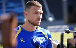 Dzeko rinovon me Schalke edhe për një sezon Dzeko rinovon me Schalke edhe për një sezon