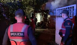 Përfshihet nga flakët banesa, humb jetën 70-vjeçari i paralizuar në Fier Përfshihet nga flakët banesa, humb jetën 70-vjeçari i paralizuar në Fier