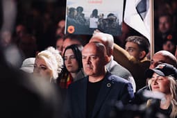 Protesta kundër verdiktit të Speciales në Gjakovë, Gjini: Nëna Ferdonije pasqyra që tregon se kush ishin kriminelët Protesta kundër verdiktit të Speciales në Gjakovë, Gjini: Nëna Ferdonije pasqyra që tregon se kush ishin kriminelët