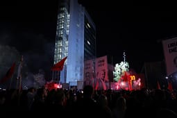 Protestuesit kthejnë reflektorët nga objekti i Qeverisë: Votojeni ligjin për Dhomat e Specializuara, durimi ynë po mbaron Protestuesit kthejnë reflektorët nga objekti i Qeverisë: Votojeni ligjin për Dhomat e Specializuara, durimi ynë po mbaron