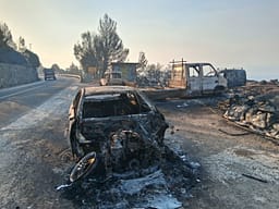 Skena apokaliptike pas zjarreve në Kroaci: Automjete të djegura të lëna në anë të rrugës Skena apokaliptike pas zjarreve në Kroaci: Automjete të djegura të lëna në anë të rrugës