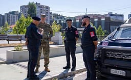 Shefi i Shtabit të KFOR-it viziton Mitrovicën: Prani e dukshme dhe forca të gatshme për reagim në veri Shefi i Shtabit të KFOR-it viziton Mitrovicën: Prani e dukshme dhe forca të gatshme për reagim në veri