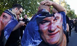 Glorifikimi i Mlladiqit shkon edhe në Kuvendet lokale të Serbisë, opozita braktis sallën në Zrenjanin Glorifikimi i Mlladiqit shkon edhe në Kuvendet lokale të Serbisë, opozita braktis sallën në Zrenjanin