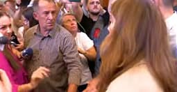 Sigurimi tenton ta pengojë Ganimete Musliun që po përplaset me VV: Mos më prek se ndahesh keq Sigurimi tenton ta pengojë Ganimete Musliun që po përplaset me VV: Mos më prek se ndahesh keq