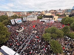 Platforma “Liria Ka Emër” që organizuan marshin i falendërojnë qytetarët: Ishin rreth 100 mijë Platforma “Liria Ka Emër” që organizuan marshin i falendërojnë qytetarët: Ishin rreth 100 mijë
