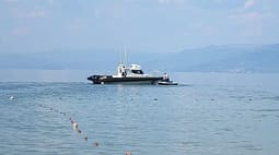 Ra nga varka teksa po luante me dy shokët e tij, mbytet 32-vjeçari në liqenin e Pogradecit Ra nga varka teksa po luante me dy shokët e tij, mbytet 32-vjeçari në liqenin e Pogradecit
