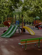 Një grua dyshohet se i ndoqi fëmijët me sëpatë dhe dëmtoi parkun në Prishtinë Një grua dyshohet se i ndoqi fëmijët me sëpatë dhe dëmtoi parkun në Prishtinë