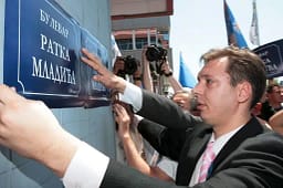 Vuçiq mbron përsëri kriminelin e luftës Ratko Mladiq, vë në pikëpyetje pse nuk mund të largohet nga Haga për trajtim Vuçiq mbron përsëri kriminelin e luftës Ratko Mladiq, vë në pikëpyetje pse nuk mund të largohet nga Haga për trajtim