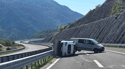 Përmbyset një kamion me rimorkio në autostradën drejt Gjevgjelisë Përmbyset një kamion me rimorkio në autostradën drejt Gjevgjelisë