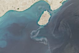 Shihet derdhje nafte pranë ishullit Qeshm të Iranit, afër Ngushticës së Hormuzit Shihet derdhje nafte pranë ishullit Qeshm të Iranit, afër Ngushticës së Hormuzit