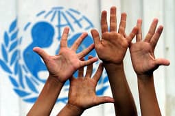 UNICEF në Kosovë nënshkruan partneritete me gjashtë komuna për përmirësimin e jetës së fëmijëve UNICEF në Kosovë nënshkruan partneritete me gjashtë komuna për përmirësimin e jetës së fëmijëve
