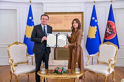 Haxhiu zyrtarizon Kurtin si mandatar për forimin e Qeverinë së re Haxhiu zyrtarizon Kurtin si mandatar për forimin e Qeverinë së re
