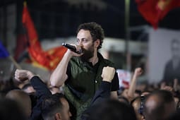 “Liria është edhe përgjegjësi” – mesazhi i Hazirit në natën e tetë të protestës “Liria është edhe përgjegjësi” – mesazhi i Hazirit në natën e tetë të protestës