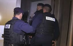 Bastisje në Zubin Potok – Policia sekuestron armë, municion dhe pajisje ushtarake, 62-vjeçari përfundon në ndalim Bastisje në Zubin Potok – Policia sekuestron armë, municion dhe pajisje ushtarake, 62-vjeçari përfundon në ndalim