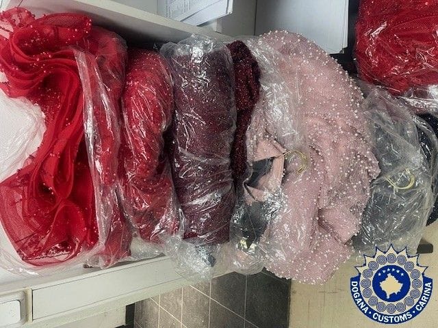 27 fustane solemne e dy vello – Dogana zbulon mallra të padeklaruara në një hapësirë të fshehur në autobus 27 fustane solemne e dy vello – Dogana zbulon mallra të padeklaruara në një hapësirë të fshehur në autobus