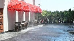 Rrugë me shi artificial, Dubai u sjell freski banorëve mes vapës përvëluese Rrugë me shi artificial, Dubai u sjell freski banorëve mes vapës përvëluese