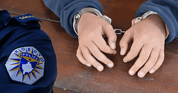 Arrestohet i mituri në Istog nën dyshimin për dhunim Arrestohet i mituri në Istog nën dyshimin për dhunim