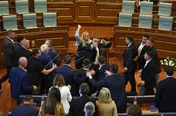 Kadriaj nuk tregon si i futi vezët në Kuvend me të cilat e goditi Kurtin Kadriaj nuk tregon si i futi vezët në Kuvend me të cilat e goditi Kurtin