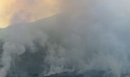 Zjarri në Dukat ende aktiv, drejt zonës nisen dy avionë dhe 40 trupa të Forcave të Armatosura Zjarri në Dukat ende aktiv, drejt zonës nisen dy avionë dhe 40 trupa të Forcave të Armatosura