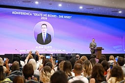 Kurti në konferencën “She Rises 2026”: Fuqizimi ekonomik i grave forcon Kosovën Kurti në konferencën “She Rises 2026”: Fuqizimi ekonomik i grave forcon Kosovën