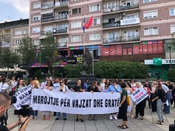 “Vrasja e grave të trajtohet si urgjencë kombëtare”, protestë sot në Prishtinë “Vrasja e grave të trajtohet si urgjencë kombëtare”, protestë sot në Prishtinë