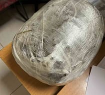 Udhëtari në autobus bartte mbi 2 kilogramë marihuanë, Dogana dhe Policia e zbulojnë Udhëtari në autobus bartte mbi 2 kilogramë marihuanë, Dogana dhe Policia e zbulojnë