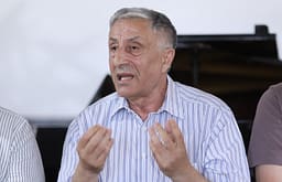 Jasharaj nga SBASHK-u: Shpërndarja e teksteve po bëhet në mënyrë të gabuar, do të kemi telashe Jasharaj nga SBASHK-u: Shpërndarja e teksteve po bëhet në mënyrë të gabuar, do të kemi telashe