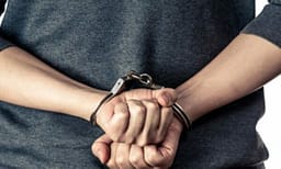 E mbajti pa dëshirën e saj një grua në banesë, arrestohet shtetasi serb në Gjilan E mbajti pa dëshirën e saj një grua në banesë, arrestohet shtetasi serb në Gjilan