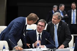 Të Gjelbrit austriakë kërkojnë shpjegime rreth takimit mes Hahn-it dhe Vuçiqit – u zhvillua një ditë para varrimit të kriminelit të luftës Mlladiq Të Gjelbrit austriakë kërkojnë shpjegime rreth takimit mes Hahn-it dhe Vuçiqit – u zhvillua një ditë para varrimit të kriminelit të luftës Mlladiq