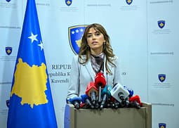 Haxhiu e mbron stafin e Kuvendit për deklaratën problematike, thotë se ajo është adresa ku opozita duhet të ankohet Haxhiu e mbron stafin e Kuvendit për deklaratën problematike, thotë se ajo është adresa ku opozita duhet të ankohet