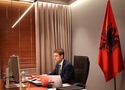 Shqipëria i reagon Vuçiqit për ndryshimin e rrjedhës së Ibrit, Hoxha: Uji nuk mund të përdoret si instrument presioni politik Shqipëria i reagon Vuçiqit për ndryshimin e rrjedhës së Ibrit, Hoxha: Uji nuk mund të përdoret si instrument presioni politik