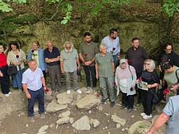 Homazhe në Kalludër, familjarët e 23 të zhdukurve vizitojnë varrezën masive Homazhe në Kalludër, familjarët e 23 të zhdukurve vizitojnë varrezën masive