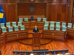 Besnik Tahiri: Kurti dhe LVV duan ta fusin Kosovën qëllimshëm në krizë identitare Besnik Tahiri: Kurti dhe LVV duan ta fusin Kosovën qëllimshëm në krizë identitare