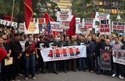 “Drejtësi, jo politikë” – shqiptarët protestuan para OKB-së kundër dënimit të ish-krerëve të UÇK-së “Drejtësi, jo politikë” – shqiptarët protestuan para OKB-së kundër dënimit të ish-krerëve të UÇK-së