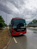 Qytetarët ankohen: Autobusët e linjës 7 nuk respektojnë oraret, udhëtarët në “Emshir” lihen të presin në shi Qytetarët ankohen: Autobusët e linjës 7 nuk respektojnë oraret, udhëtarët në “Emshir” lihen të presin në shi